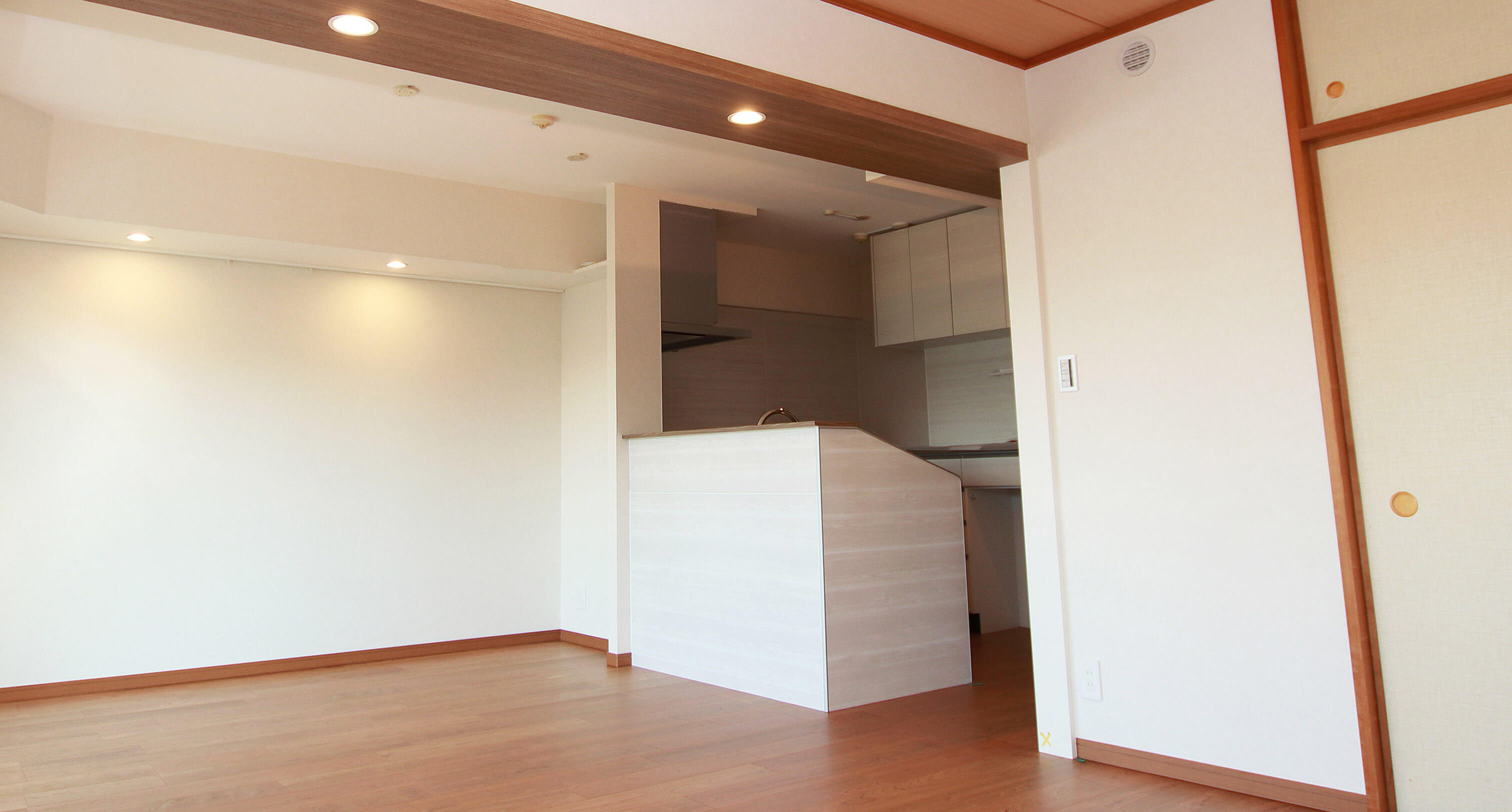 ���r���O�E�_�C�j���O LED�_�E�����C�g�V�ݍH��